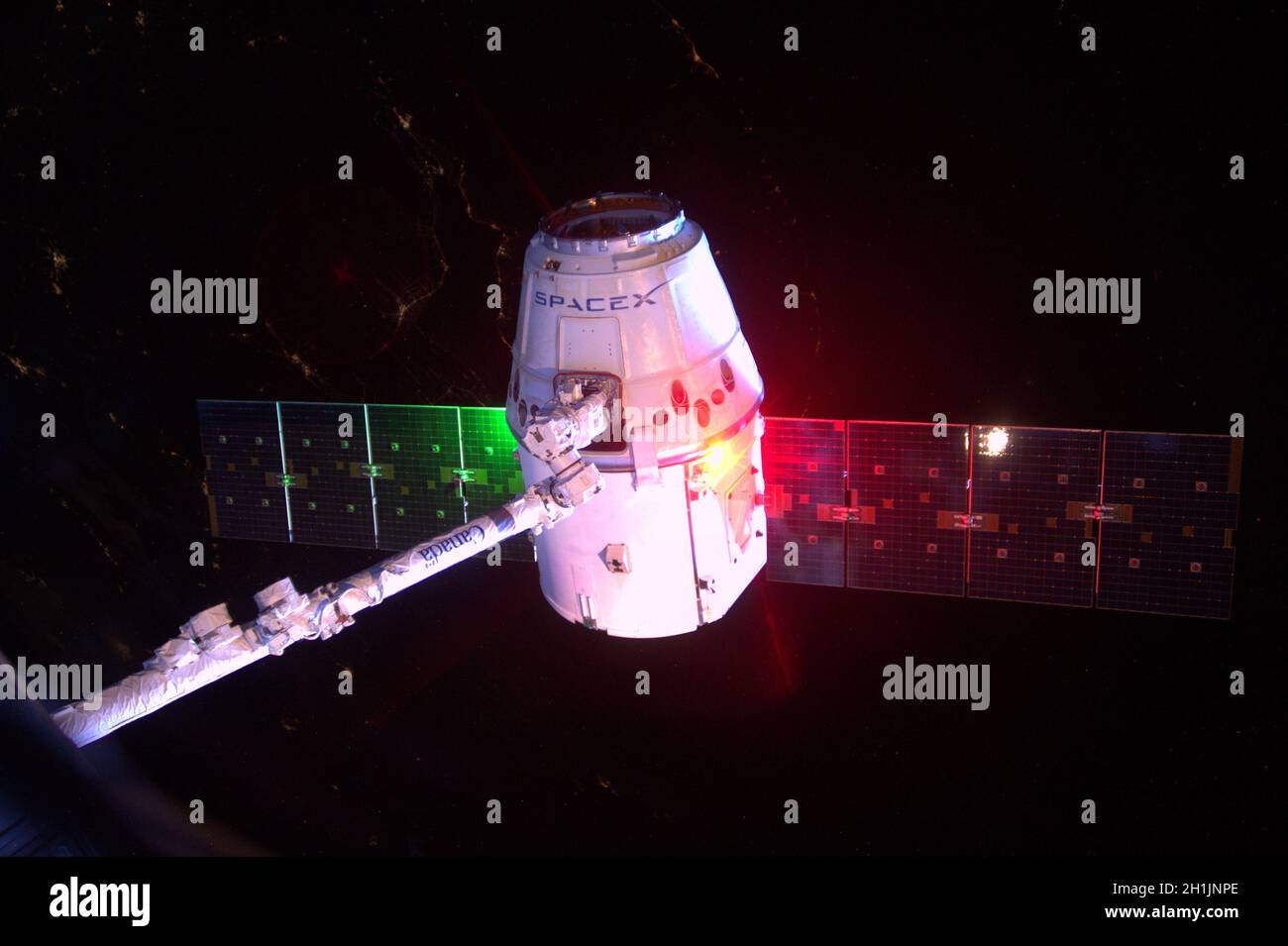 Una vista dalla Stazione spaziale Internazionale: Il modulo Dragon di Space X parte dalla Stazione spaziale Internazionale, riportando i campioni scientifici sulla terra. Una versione ottimizzata e potenziata digitalmente di un'immagine NASA/ESA. Credito obbligatorio: NASA/ESA/T. Pesquet. NB: Limitazioni d'uso: Da non presentare come approvazione. Foto Stock