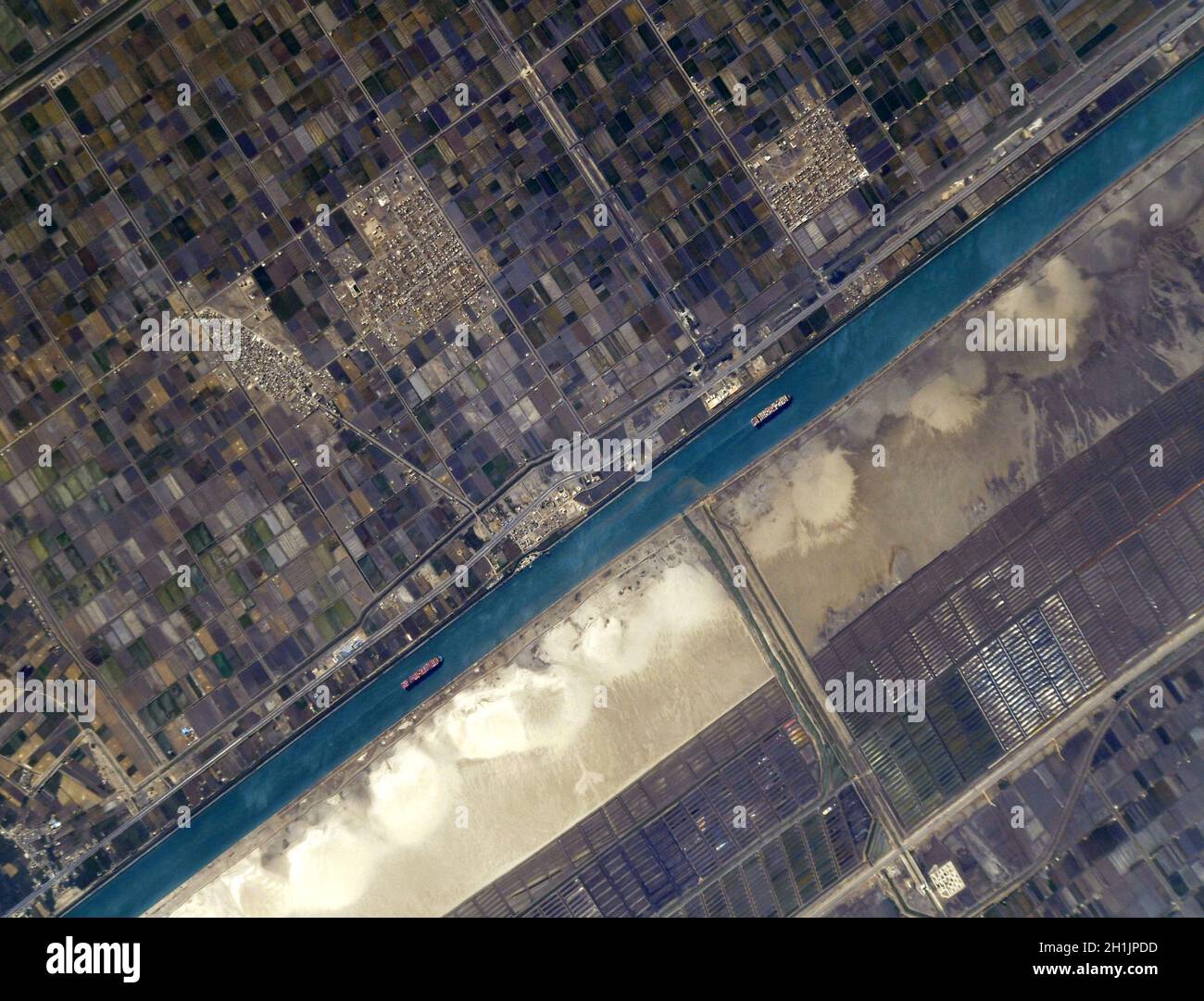 Una vista della Terra dalla Stazione spaziale Internazionale: Canale di Suez, Egitto. Una versione ottimizzata e potenziata digitalmente di un'immagine NASA/ESA. Credito obbligatorio: NASA/ESA/T. Pesquet. NB: Limitazioni d'uso: Da non presentare come approvazione. Foto Stock