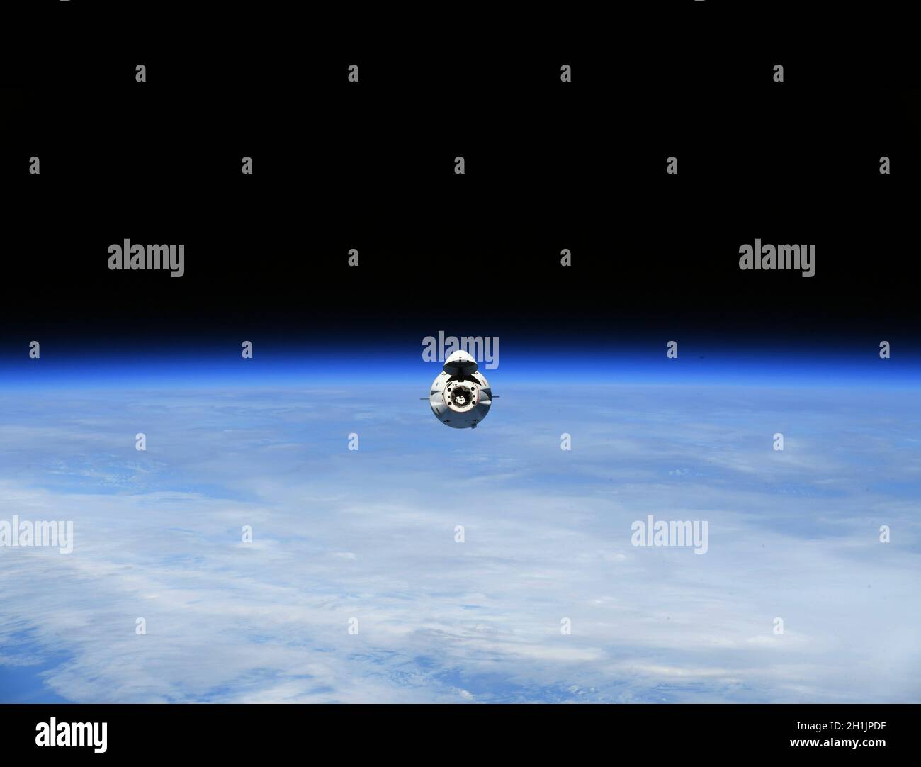 Una visione della Terra dalla Stazione spaziale Internazionale: Rifocalizzazione dell'ISS e realizzazione di nuovi esperimenti scientifici. L'aggancio dei veicoli SpaceX è automatizzato. Questo veicolo spaziale restituirà campioni e attrezzature alla Terra. Una versione ottimizzata e potenziata digitalmente di un'immagine NASA/ESA. Credito obbligatorio: NASA/ESA/T. Pesquet. NB: Limitazioni d'uso: Da non presentare come approvazione. Foto Stock