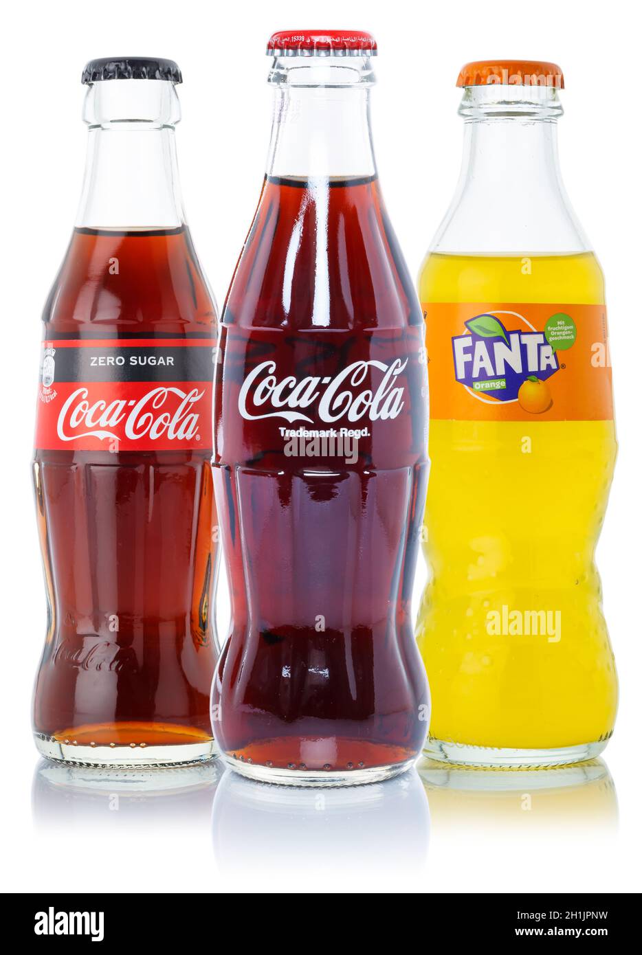 Stoccarda, Germania - 24 agosto 2021: La Coca Cola Coca-Cola Fanta prodotti bevande soda di limonata in bottiglie isolate su sfondo bianco a Stoccarda, Foto Stock