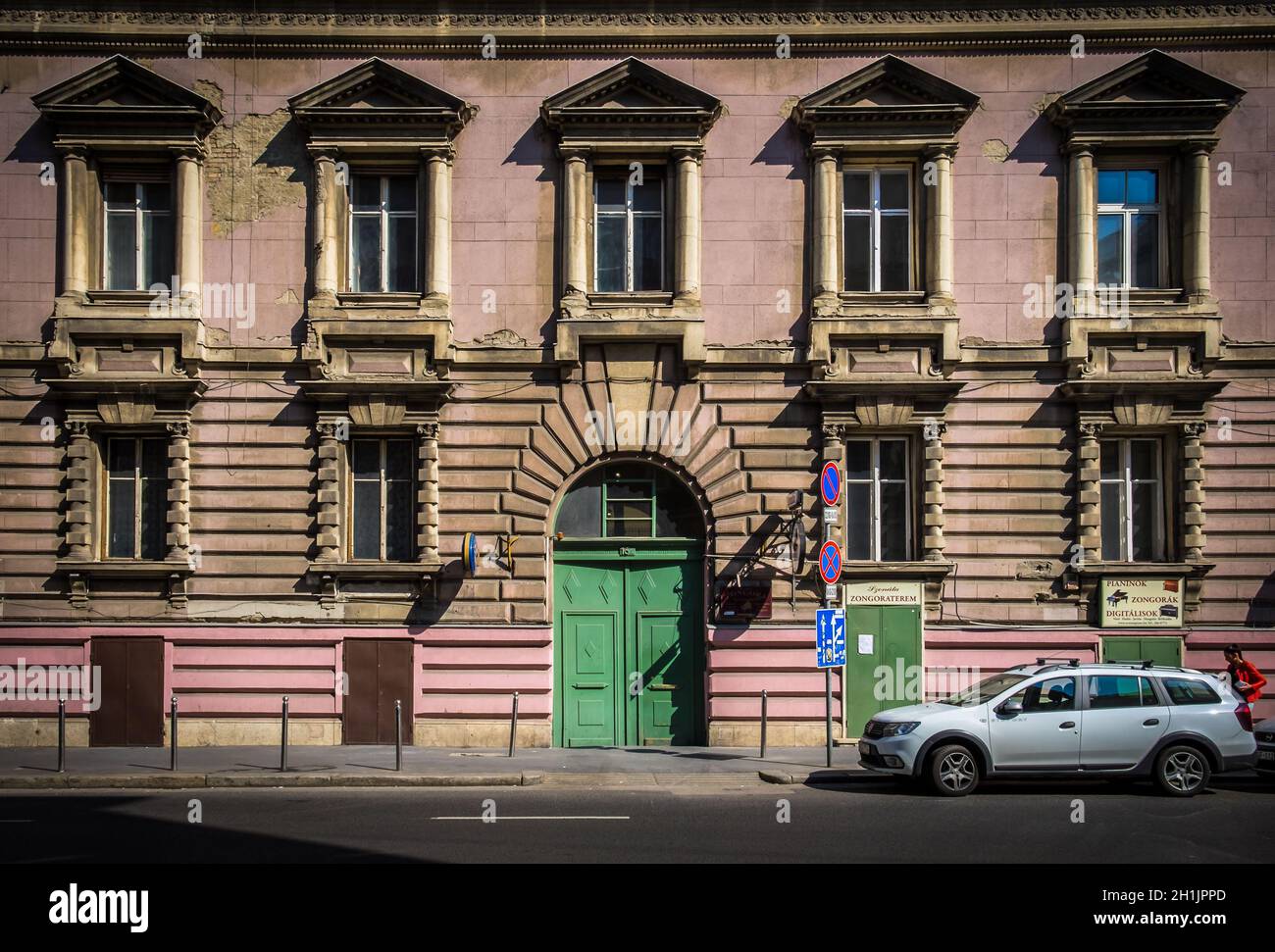 Ungheria, Budapest, marzo 2020, vista della facciata del piano Store Szonáta Zongoraterem a Üllői útca 16 Foto Stock