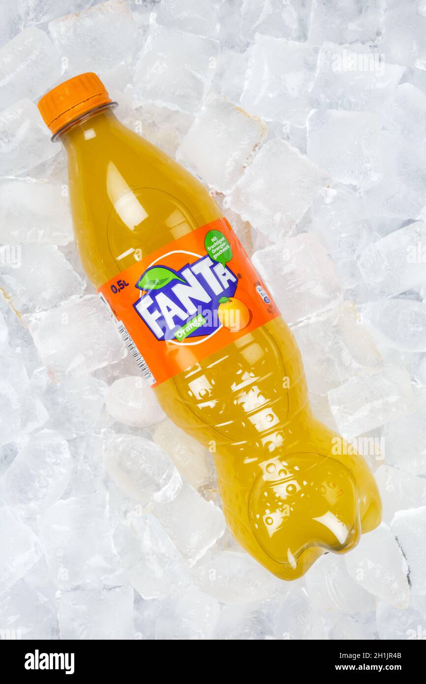 Stoccarda, Germania - 31 agosto 2021: Bevanda analcolica Fanta Orange lemonade in bottiglia di plastica su cubetti di ghiaccio in formato ritratto a Stoccarda, Germania. Foto Stock