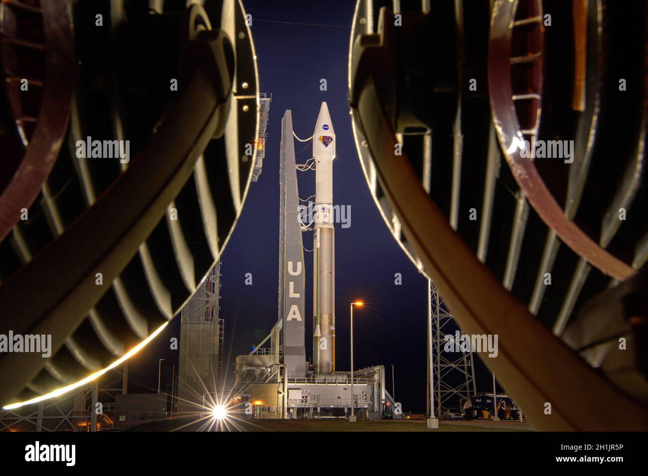 Un razzo United Launch Alliance Atlas V con la navicella spaziale Lucy a bordo del pre-lancio il 14 ottobre 2021, presso la Stazione spaziale di Cape Canaveral, Florida. Lucy sarà il primo veicolo spaziale a studiare gli Asteroidi troiani di Giove. Lucy rivoluzionerà la nostra conoscenza delle origini planetarie e la formazione del sistema solare. Una versione ottimizzata e potenziata digitalmente di un'immagine della NASA da parte del fotografo senior della NASA Bill Ingalls; credito obbligatorio NASA / B. Ingalls Foto Stock