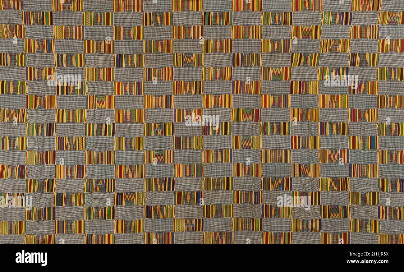 Kente (Akan: Nwentoma; Ewe: kete), un tessuto del Ghana, fatto delle strisce di stoffa del handwoven. Storicamente il tessuto era indossato in modo toga-come da re tra gruppi etnici come gli Ashanti e Ewe. Nel Ghana di oggi, l'uso di tessuto Kente è diventato diffuso per commemorare le occasioni speciali Foto Stock