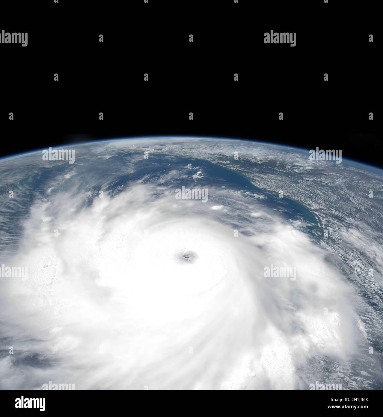 La Terra vista dalla Stazione spaziale Internazionale: Hurricane Laura, 26 agosto 2020 Una versione unica ottimizzata e migliorata di una NASA immagine / credito NASA. Foto Stock