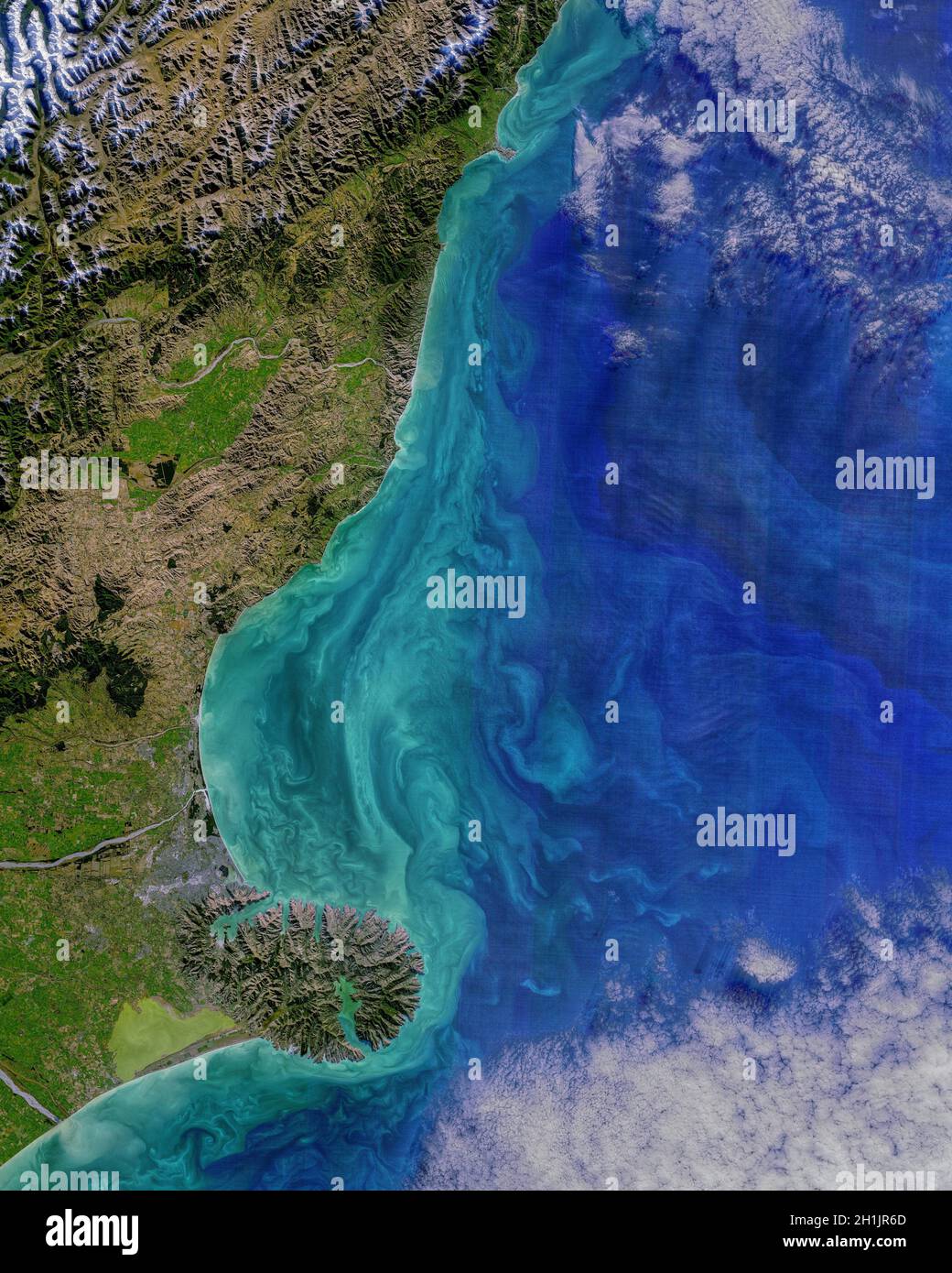 La regione costiera di Canterbury dell'Isola del Sud, Nuova Zelanda. Dalla Penisola di Kaikoura (nord) alla Penisola di Banks (sud). Immagine acquisita il 19 maggio 2021, con l'Operational Land Imager (oli) sul satellite Landsat 8. Una versione ottimizzata e potenziata digitalmente di un'immagine NASA / credito NASA Foto Stock