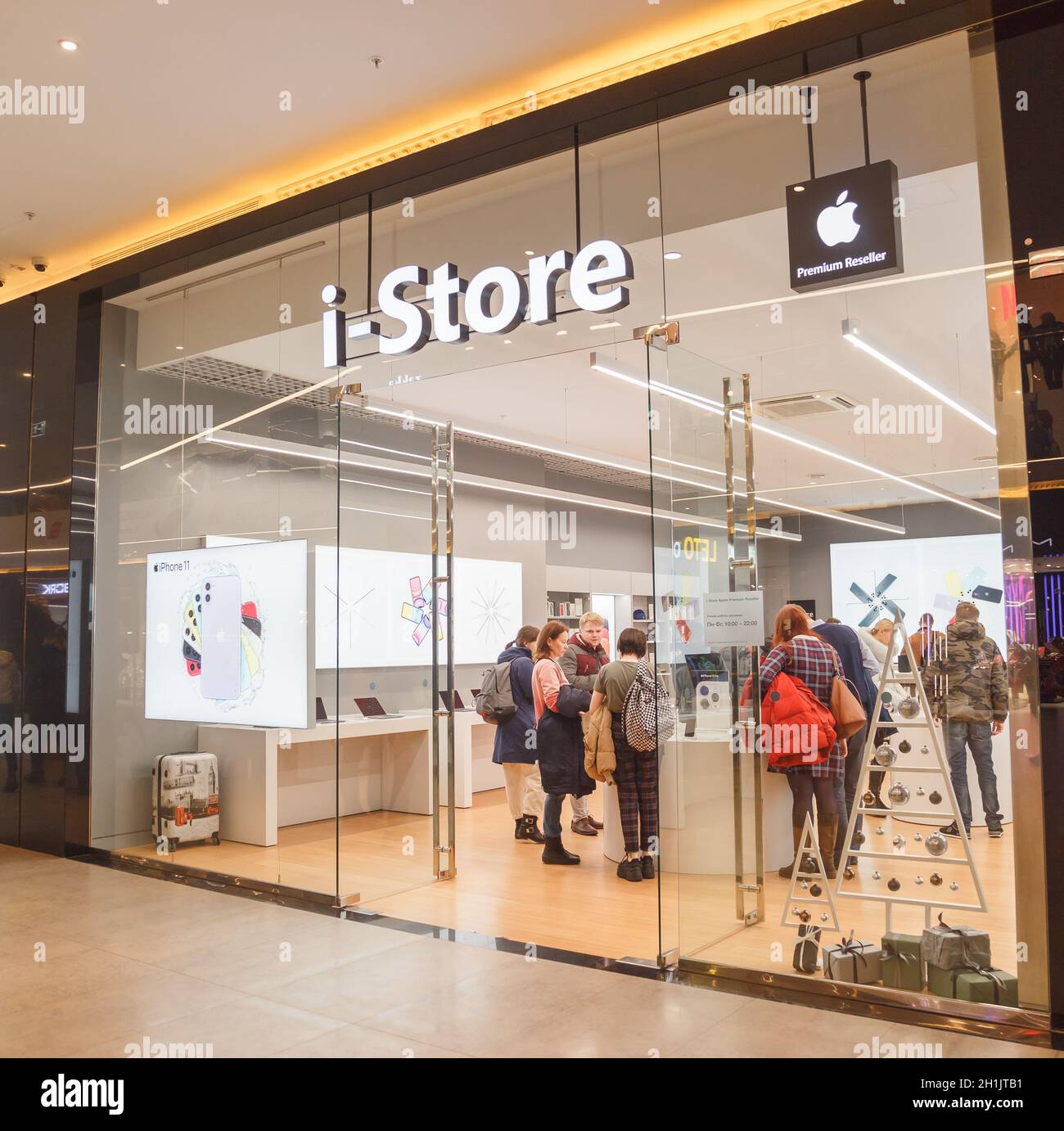 Minsk, Bielorussia - 25 dicembre 2019 i-Store shop logo nel centro commerciale. Apple Store prodotti elettronici e gli acquirenti all'interno Foto Stock