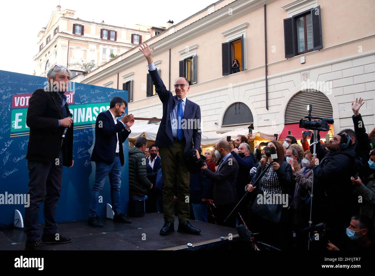 Roma, Italia. 18 Ott 2021. Il segretario del Partito democratico Enrico letta durante la celebrazione del neoeletto sindaco di Roma Roberto Gualtieri in Piazza SS Apostoli. Roma, 18 Ottobre 2021Foto Samantha Zucchi Insidefoto Credit: Indefoto srl/Alamy Live News Foto Stock