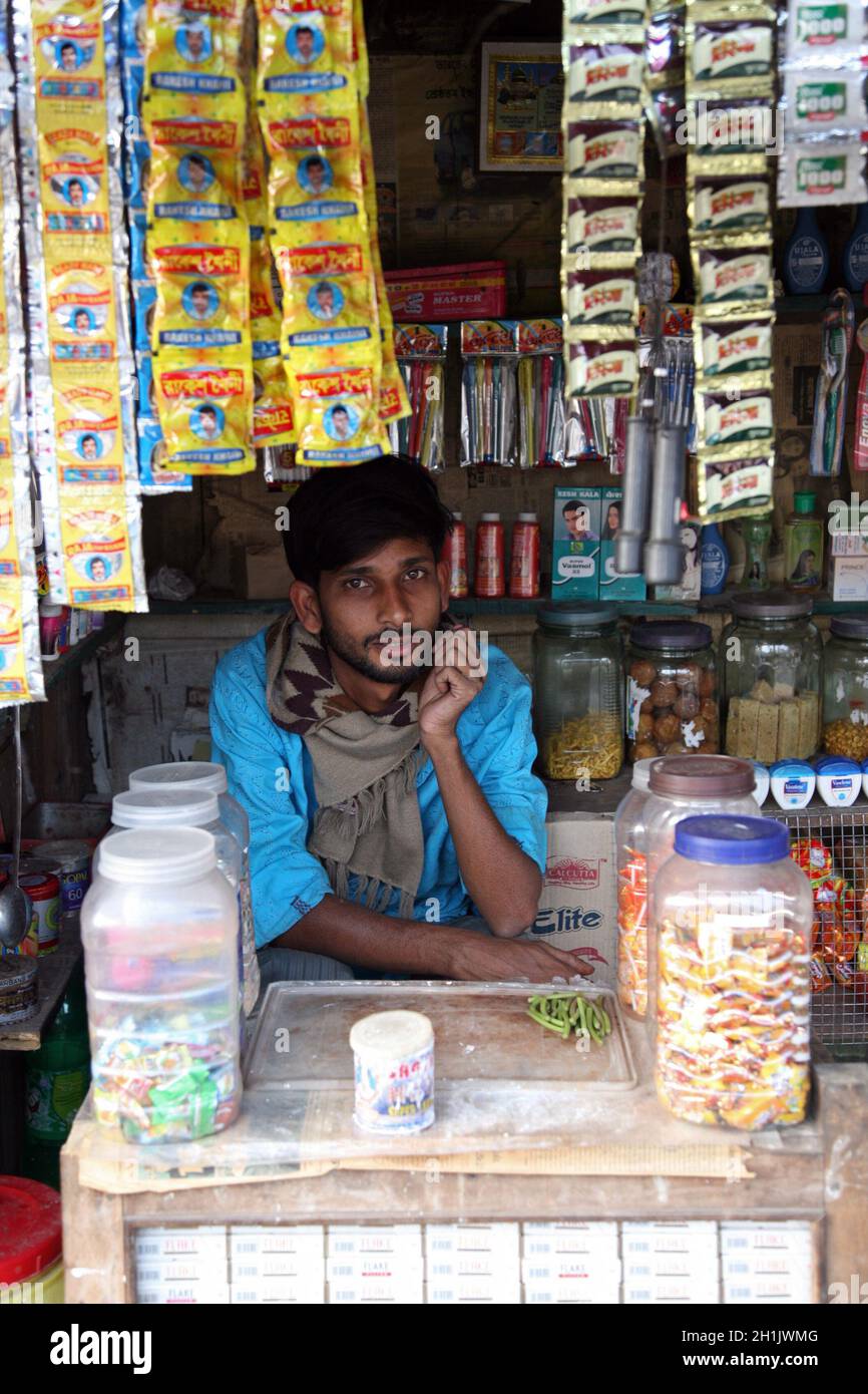 Vecchio negozio di alimentari in un luogo rurale a Kumrokhali, Bengala Occidentale, India Foto Stock