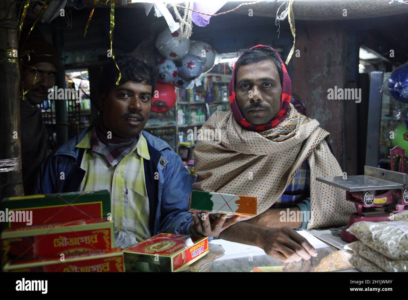 Ritratto dei commercianti nel negozio a Baruipur, Bengala occidentale, India Foto Stock