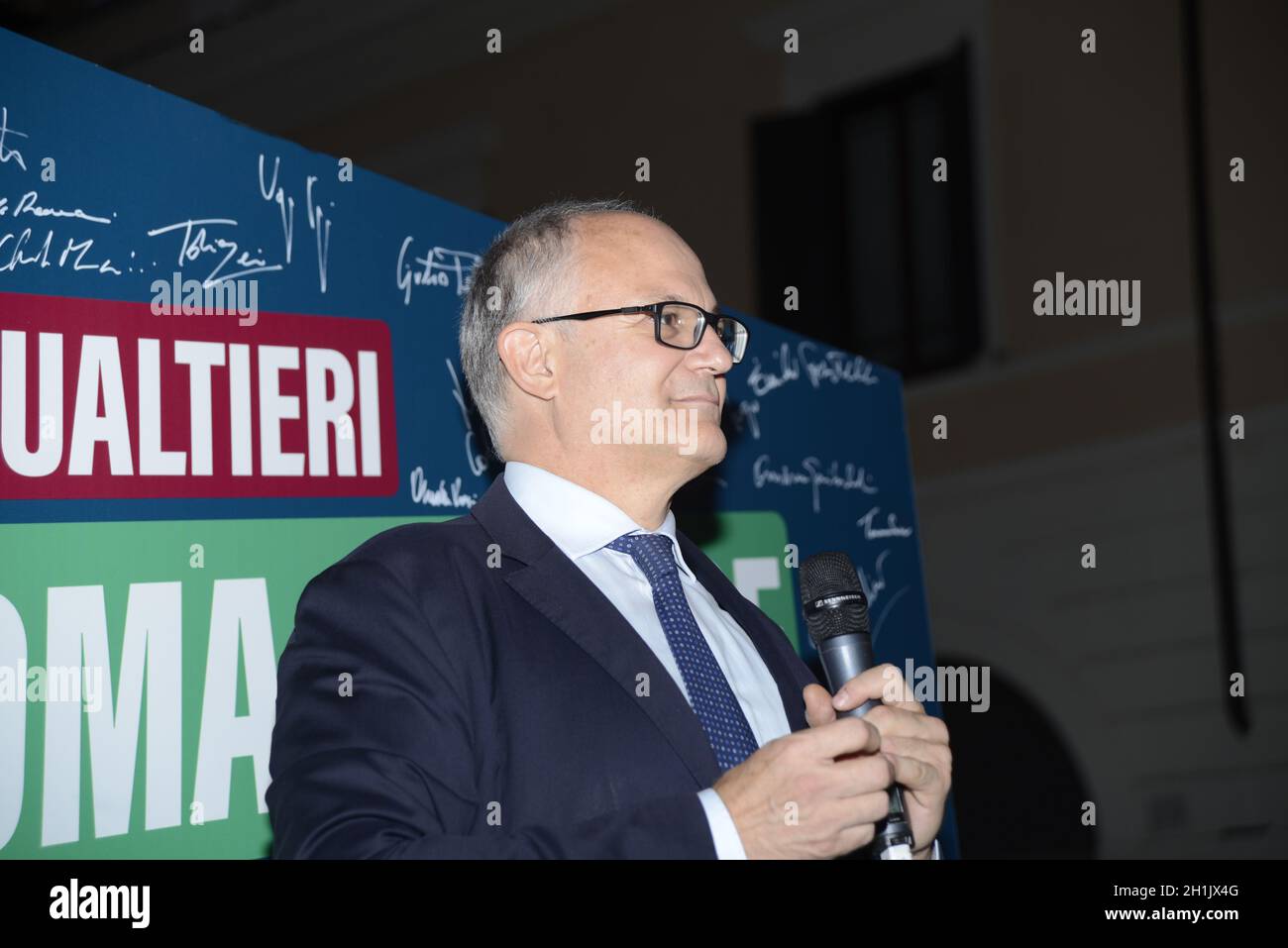Roberto Gualtieri vince le elezioni e divora sindaco di Roma- 18/10/2021. Festeggiamenti in Piazza Santissimi Apostoli Foto Stock