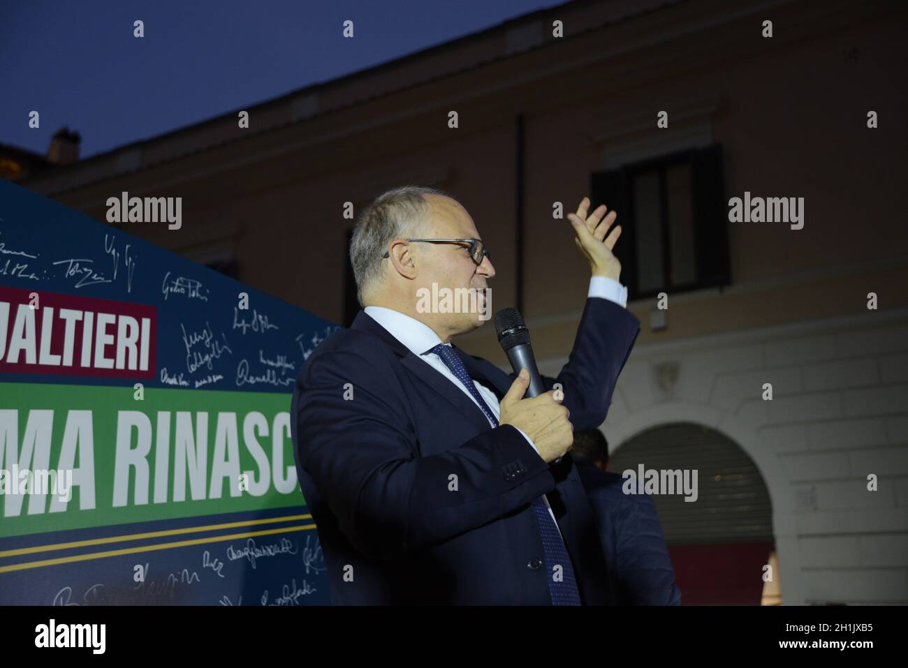 Roberto Gualtieri vince le elezioni e divora sindaco di Roma- 18/10/2021. Festeggiamenti in Piazza Santissimi Apostoli Foto Stock