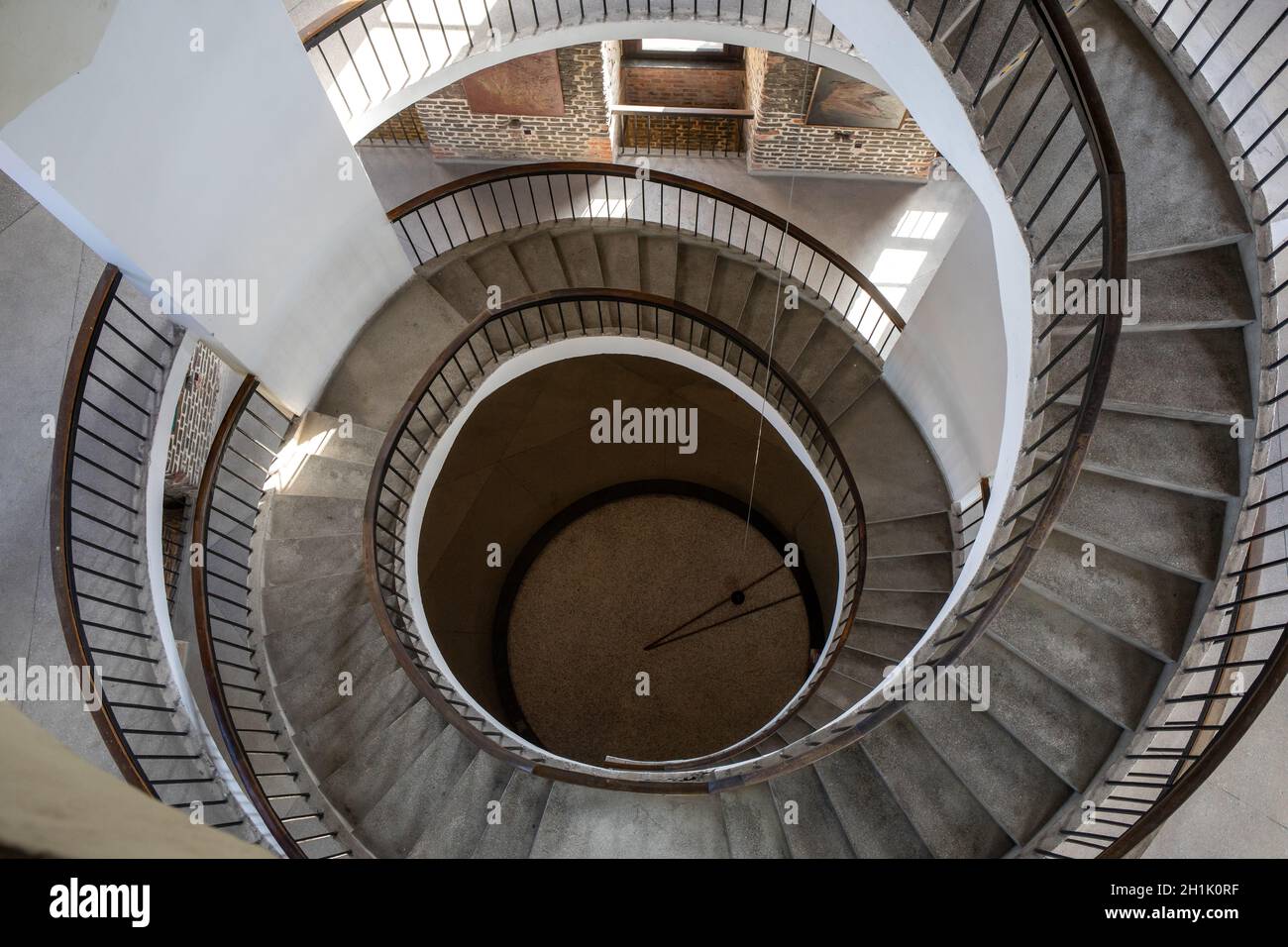 Frombork, Polonia - 7 settembre 2020: Scale e pendolo di Foucault sospesi all'interno del campanile o della Torre Radziejowski sulla collina della Cattedrale, Frombork. Polonia Foto Stock