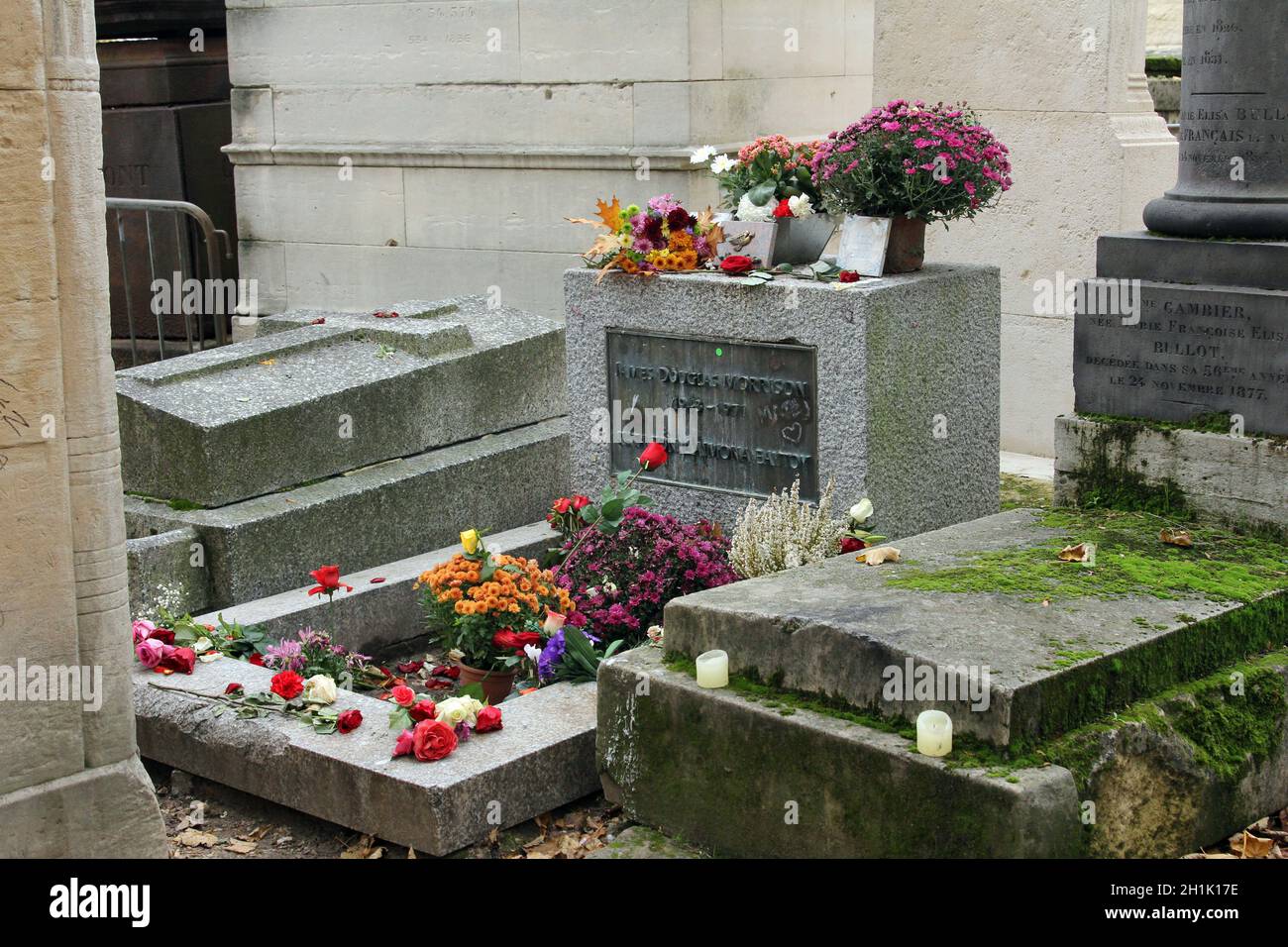 PARIGI - NOVEMBRE 07:tomba di Jim Morrison nel cimitero di Père Lachaise, Parigi. Ogni anno migliaia di fan e visitatori curiosi vengono a rendere omaggio a Jim Morri Foto Stock