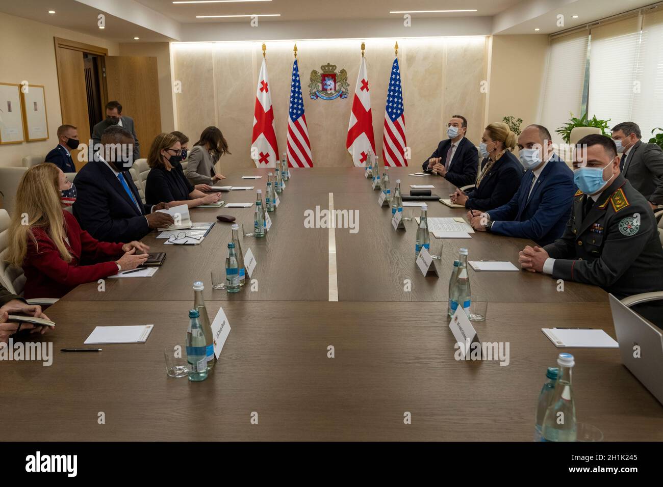 Tbilisi, Georgia. 18 Ott 2021. Austin III, Segretario della Difesa degli Stati Uniti, durante le discussioni bilaterali con il Ministro della Difesa georgiano, Juansher Burchuladze, Right, al Ministero della Difesa georgiano 18 ottobre 2021 a Tbilisi, Georgia. Austin è a Tbilisi per riaffermare il sostegno degli Stati Uniti alla sovranità e all'integrità territoriale. Credit: Chad McNeeley/DOD/Alamy Live News Foto Stock