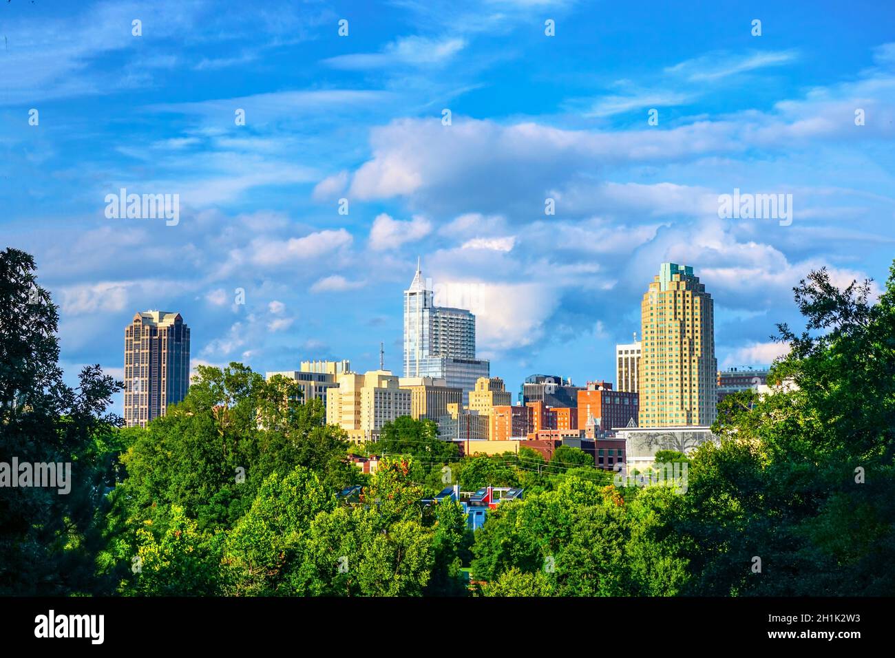 Uno splendido skyline diurno di Raleigh, North Carolina in HDR. Foto Stock