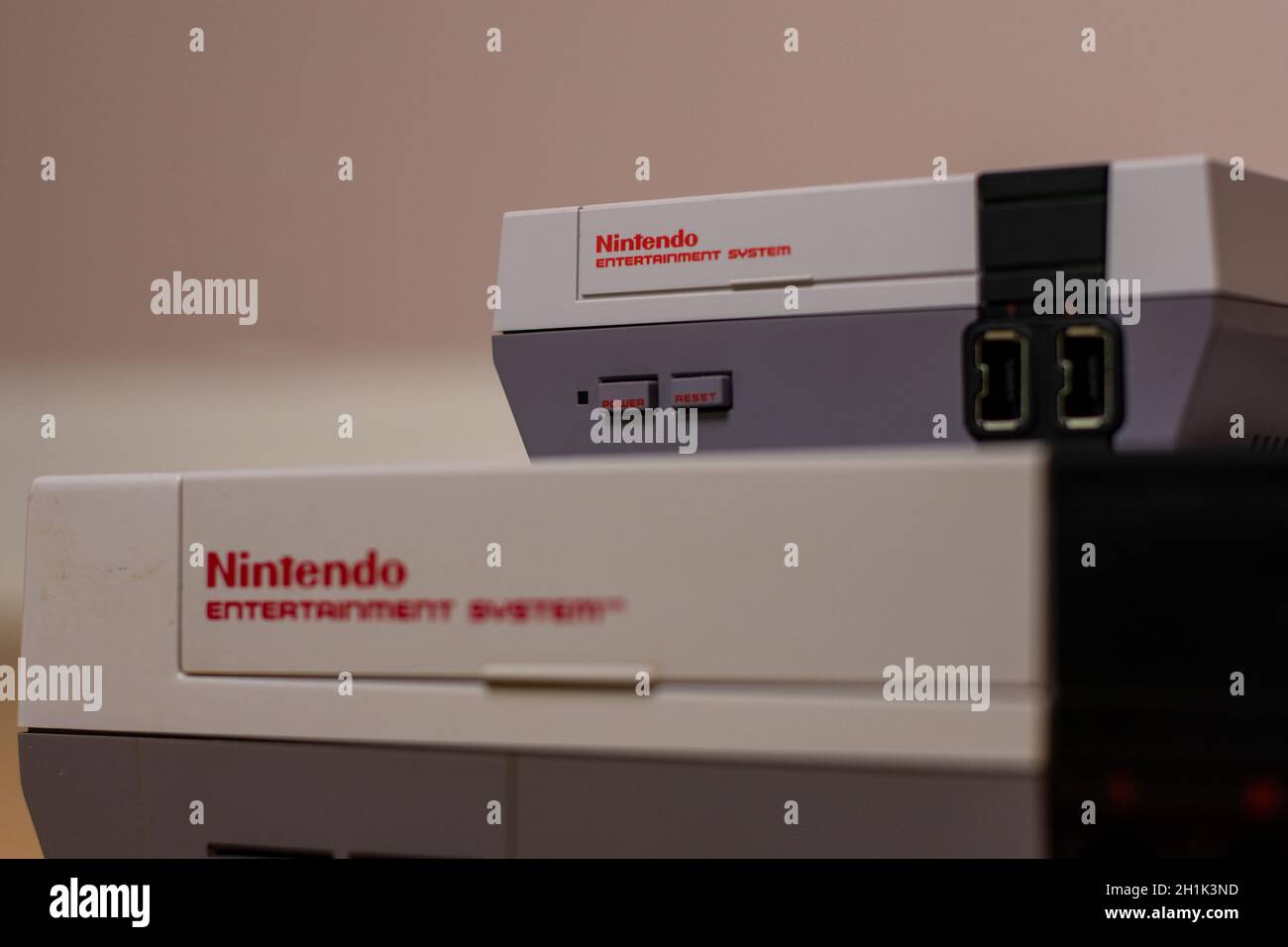 Un sistema di intrattenimento Nintendo Classic Edition su un sistema di intrattenimento Nintendo originale, su un pavimento in legno. Confronto del NES a originale Foto Stock
