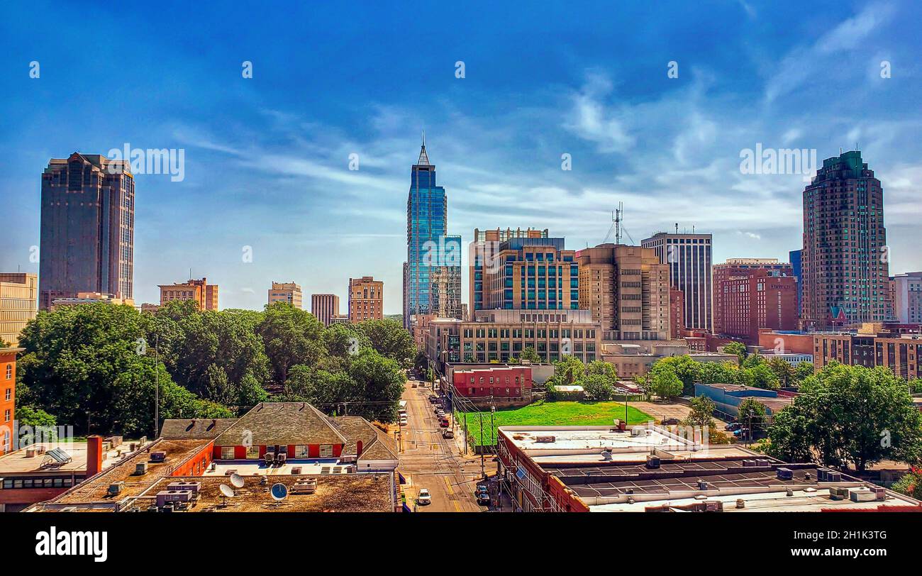 Un bel panorama diurno del centro di Raleigh North Carolina in HDR. Foto Stock