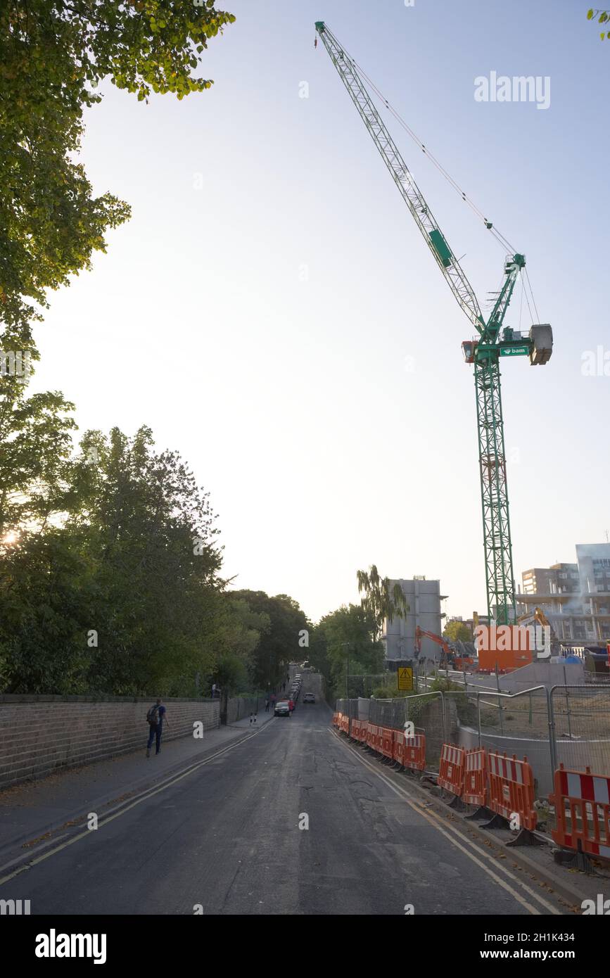 SHEFFIELD, REGNO UNITO, 17 settembre 2020: Immagine verticale della gru verde BAM che sovrasta la strada Northumberland. Alba vicino al centro della scienza sociale. Foto Stock