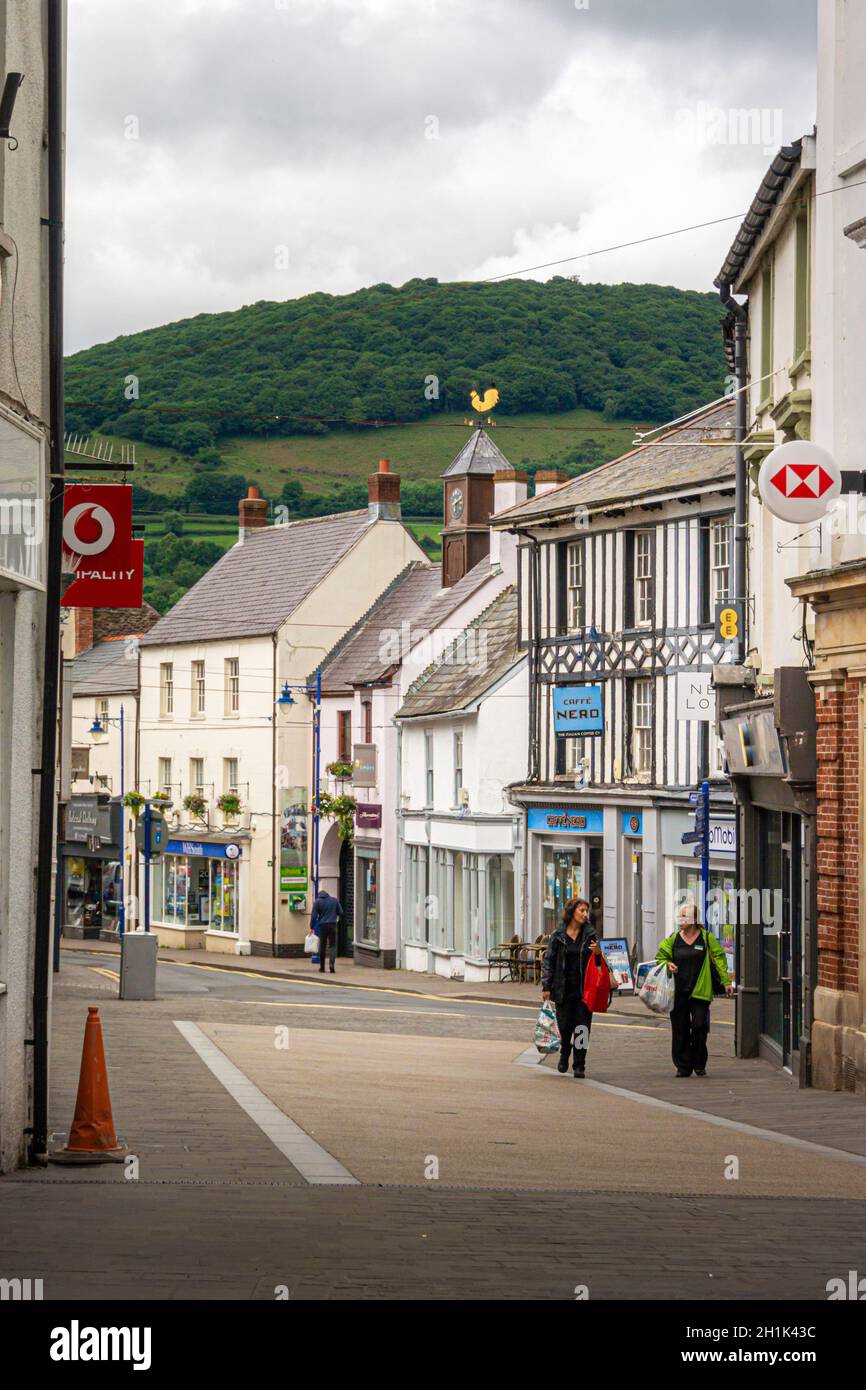 Sreet vista di Frogmore Street nella città di Abergavenny, Galles, Regno Unito Foto Stock