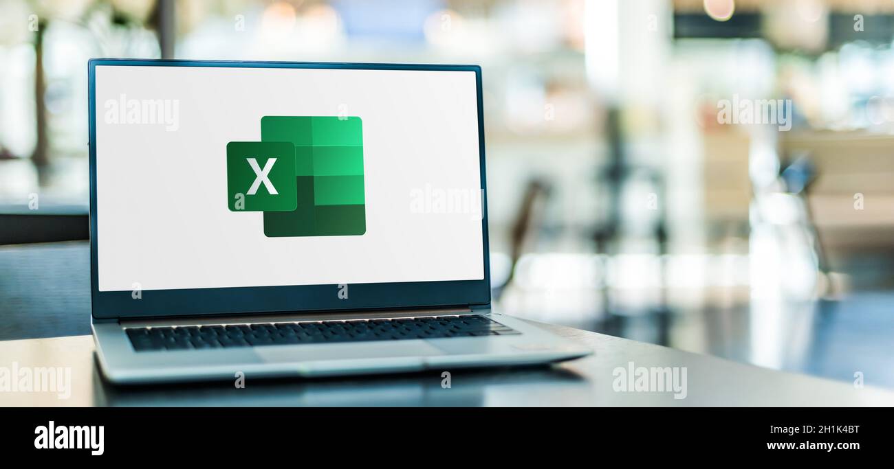 POZNAN, POL - SET 23, 2020: Computer portatile con logo di Microsoft Excel, un foglio di calcolo sviluppato da Microsoft per Windows, macOS, Android e i Foto Stock