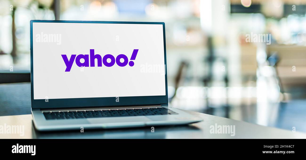 POZNAN, POL - 23 SETTEMBRE 2020: Computer portatile con logo di Yahoo, un provider di servizi web con sede a Sunnyvale, California, di proprietà di veri Foto Stock