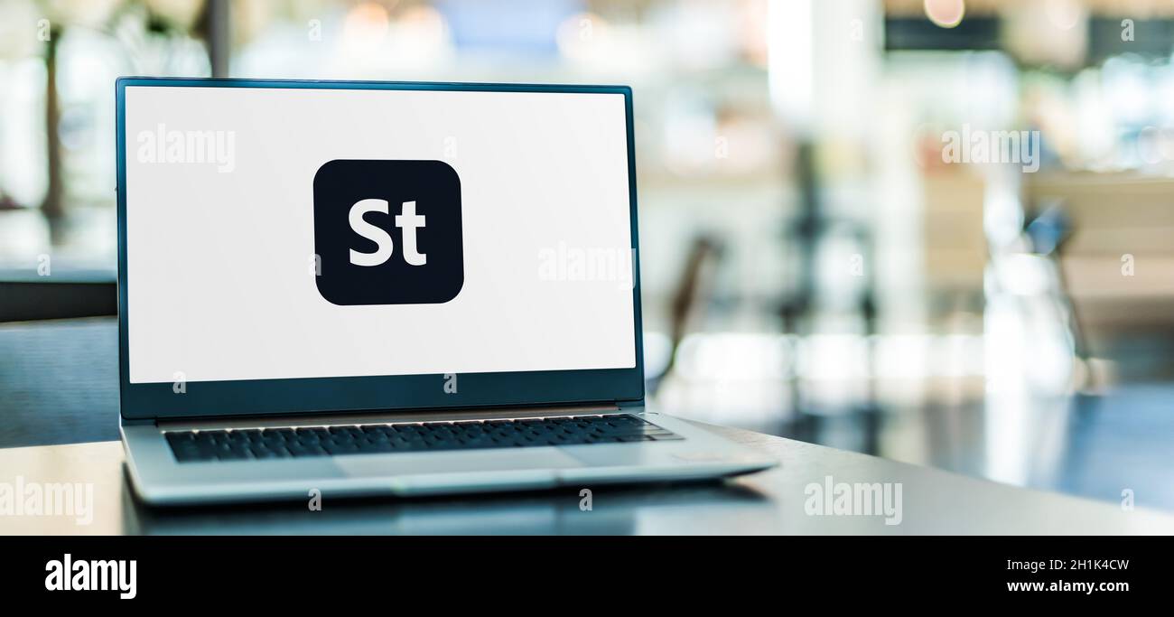 POZNAN, POL - 23 SETTEMBRE 2020: Computer portatile con logo Adobe Stock, un servizio di fotografia di stock di proprietà di Adobe Inc Foto Stock
