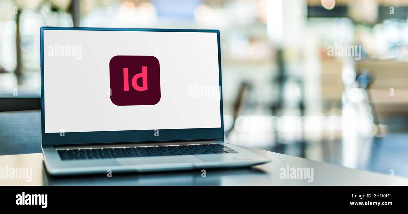 POZNAN, POL - SET 23, 2020: Computer portatile con logo Adobe InDesign, un'applicazione software per l'editoria e la composizione di immagini prodotta da UN Foto Stock
