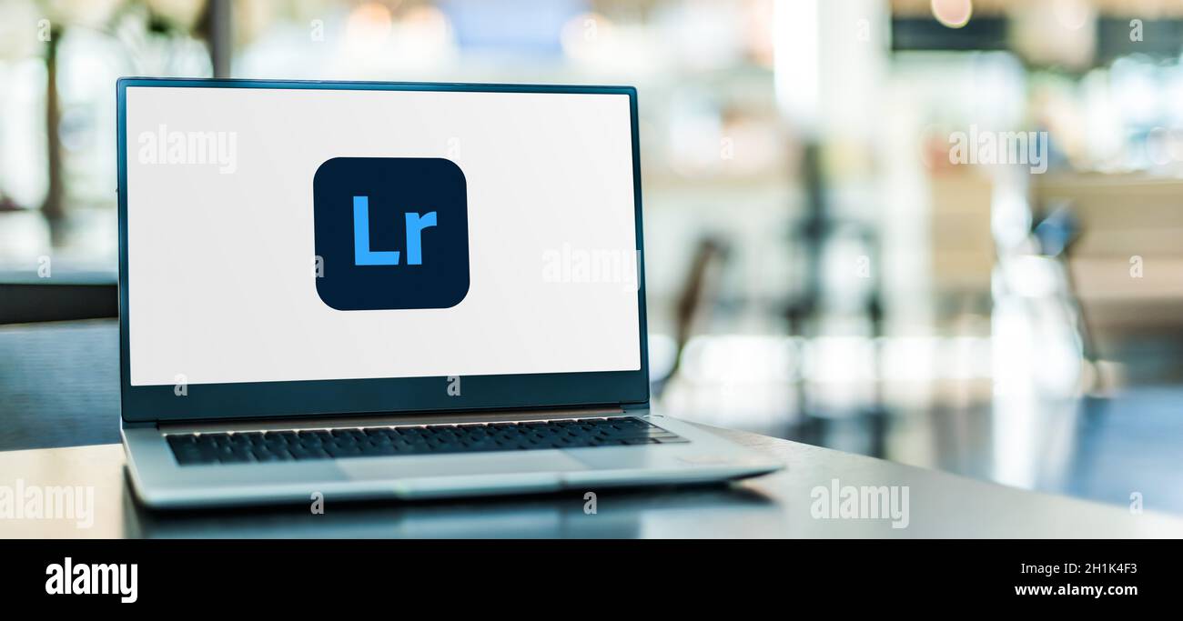 POZNAN, POL - SET 23, 2020: Computer portatile che visualizza il logo di Adobe Lightroom, una famiglia di software per l'organizzazione delle immagini e la manipolazione delle immagini sviluppare Foto Stock