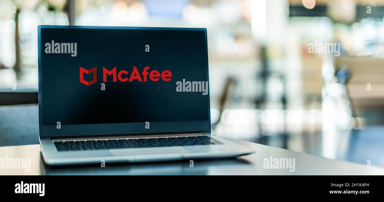 POZNAN, POL - 23 SETTEMBRE 2020: Computer portatile con il logo di McAfee, una società globale di software per la sicurezza informatica con sede a Santa Clara, Calif Foto Stock