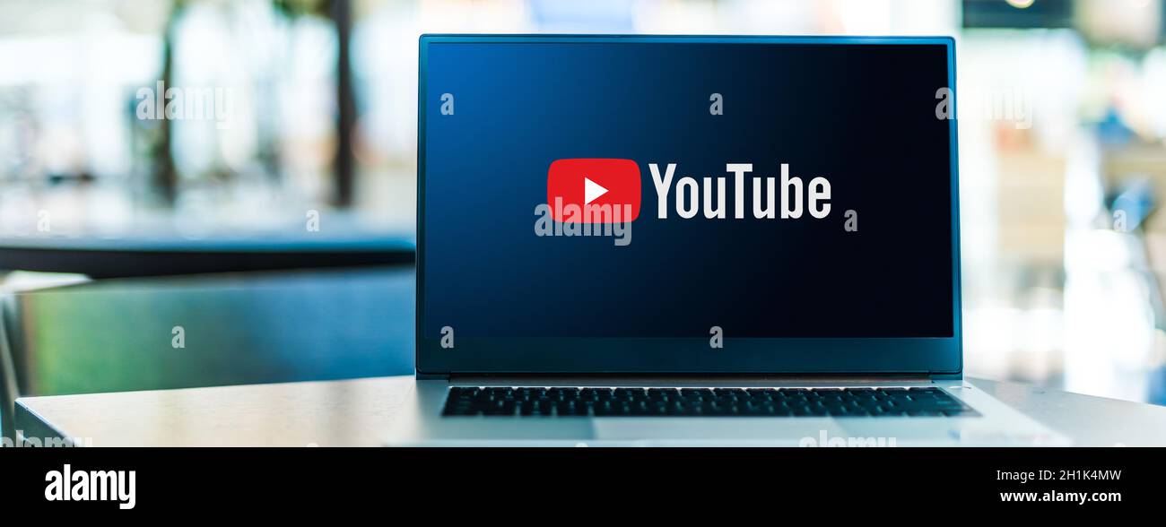 POZNAN, POL - 23 SETTEMBRE 2020: Computer portatile che visualizza il logo di YouTube, un sito web americano di video-sharing con sede a San Bruno, California. O Foto Stock