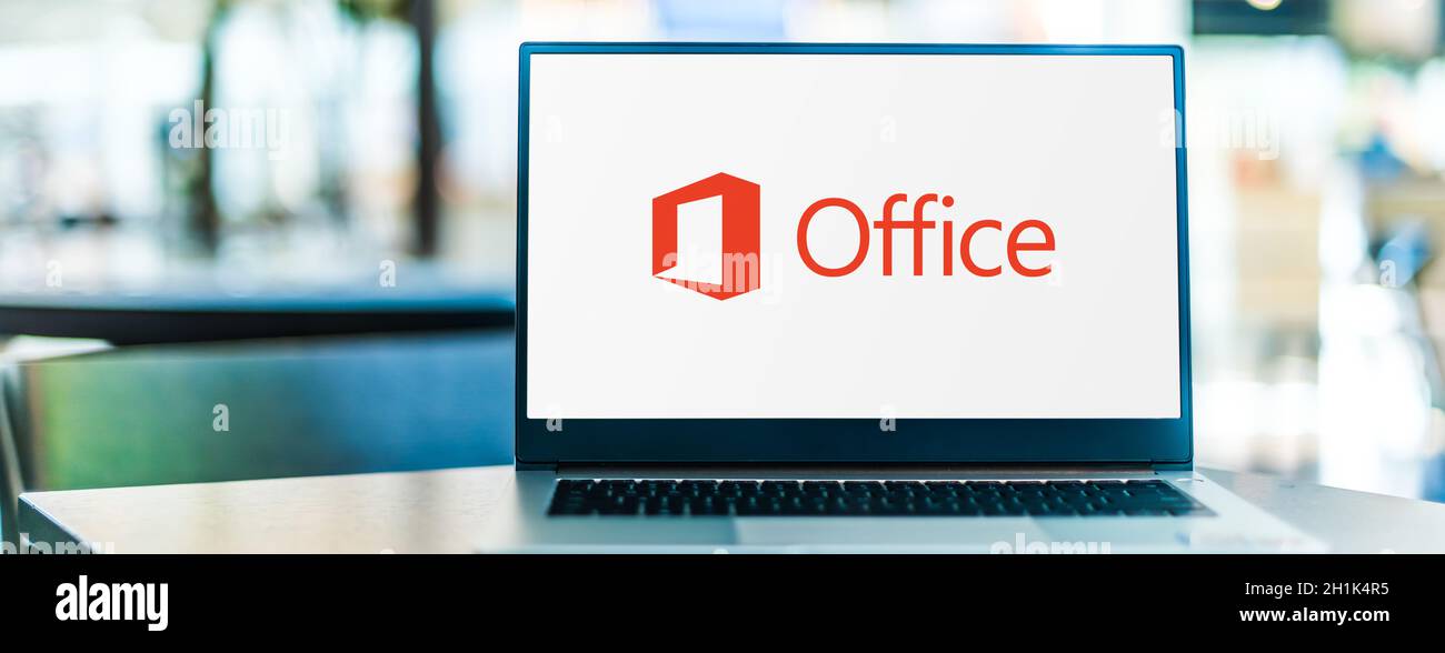 POZNAN, POL - 23 SETTEMBRE 2020: Computer portatile con logo di Microsoft Office, una famiglia di software client, software server e servizi sviluppati Foto Stock