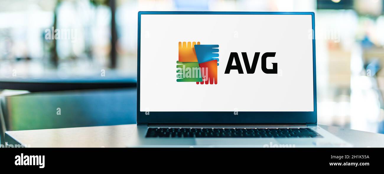 POZNAN, POL - SET 23, 2020: Computer portatile con logo di AVG antivirus, una linea di software antivirus sviluppato da AVG Technologies, una filiale Foto Stock