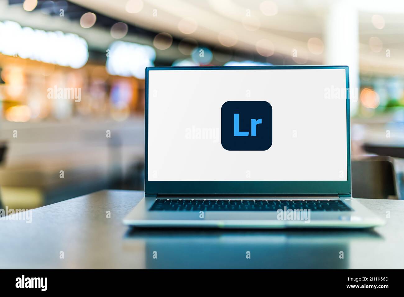 POZNAN, POL - SET 23, 2020: Computer portatile che visualizza il logo di Adobe Lightroom, una famiglia di software per l'organizzazione delle immagini e la manipolazione delle immagini sviluppare Foto Stock