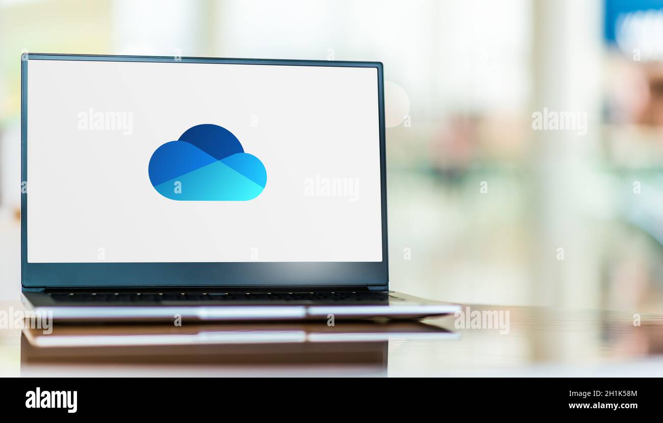 POZNAN, POL - 23 SETTEMBRE 2020: Computer portatile con logo di Microsoft OneDrive, un servizio di hosting di file e di sincronizzazione gestito da MICR Foto Stock