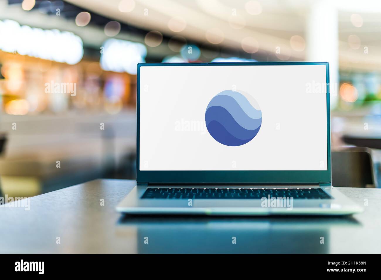 POZNAN, POL - SET 23, 2020: Computer portatile che visualizza il logo di Google Earth, un programma per computer, che rende una rappresentazione 3D della Terra basata prima Foto Stock