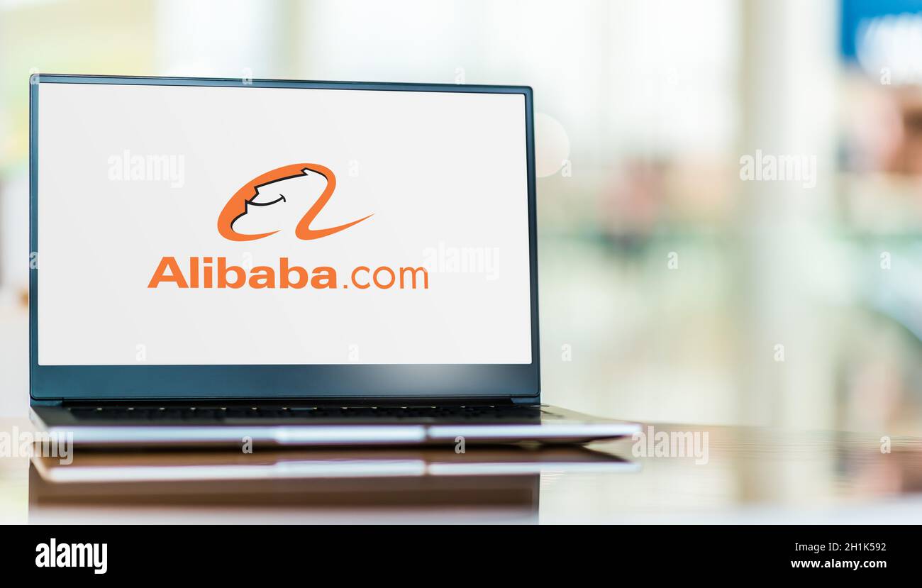POZNAN, POL - SEP 23, 2020: Computer portatile che mostra il logo di Alibaba, una holding multinazionale cinese conglomerata specializzata in e-commercc Foto Stock