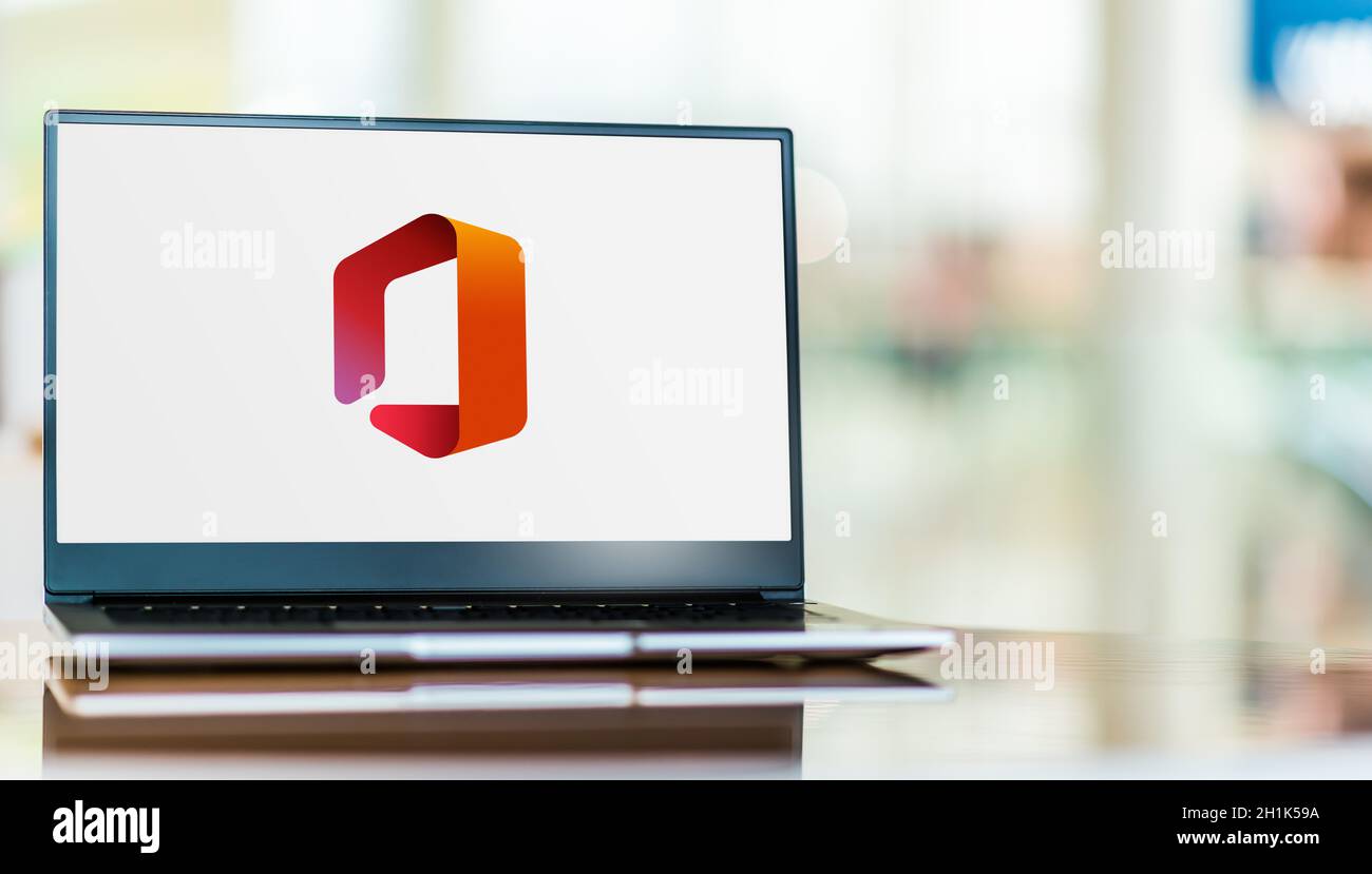 POZNAN, POL - 23 SETTEMBRE 2020: Computer portatile con logo di Microsoft Office, una famiglia di software client, software server e servizi sviluppati Foto Stock