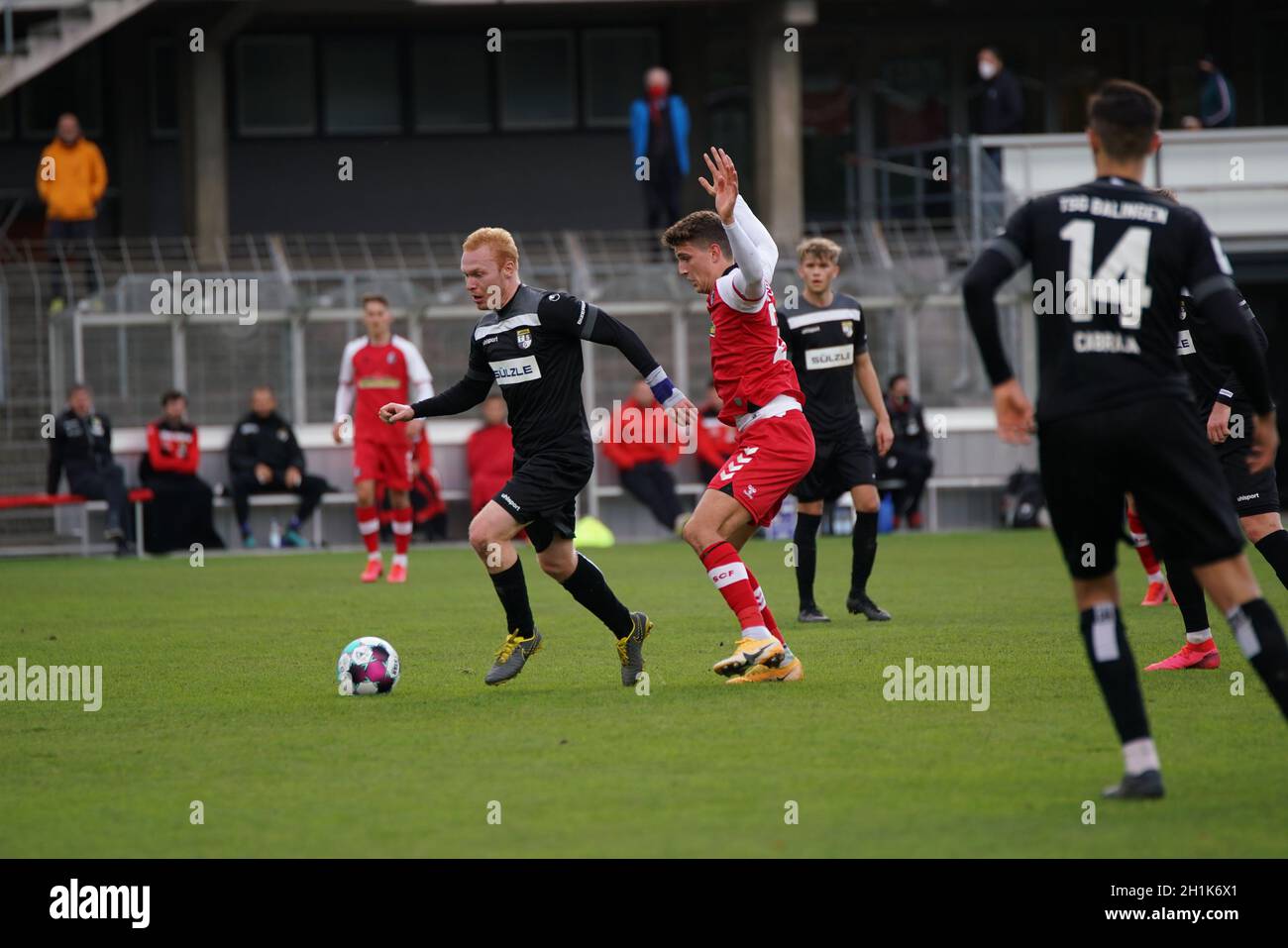 Leander Vochatzer (TSG Balingen) mit Ball, Fussball-RL SW 20-21: 9. Sptg: SC Friburgo II - TSG Balingen Foto Stock