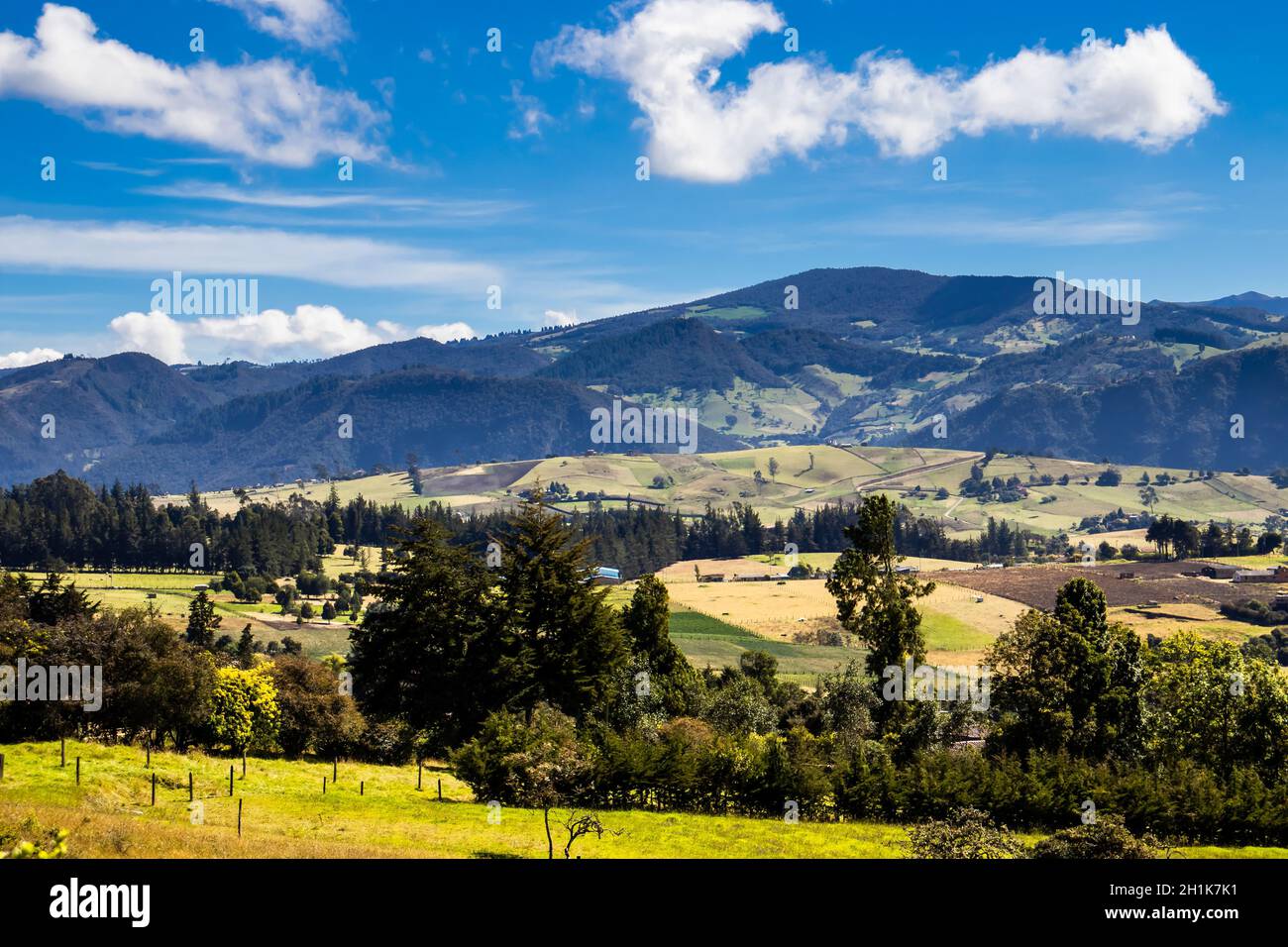 Vista delle belle montagne del comune di la Calera si trova sulle catene orientali delle Ande colombiane Foto Stock