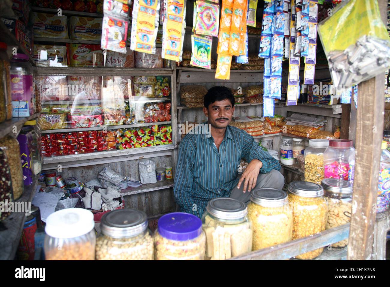 Vecchio negozio di alimentari in un luogo rurale a Kumrokhali, Bengala Occidentale, India Foto Stock