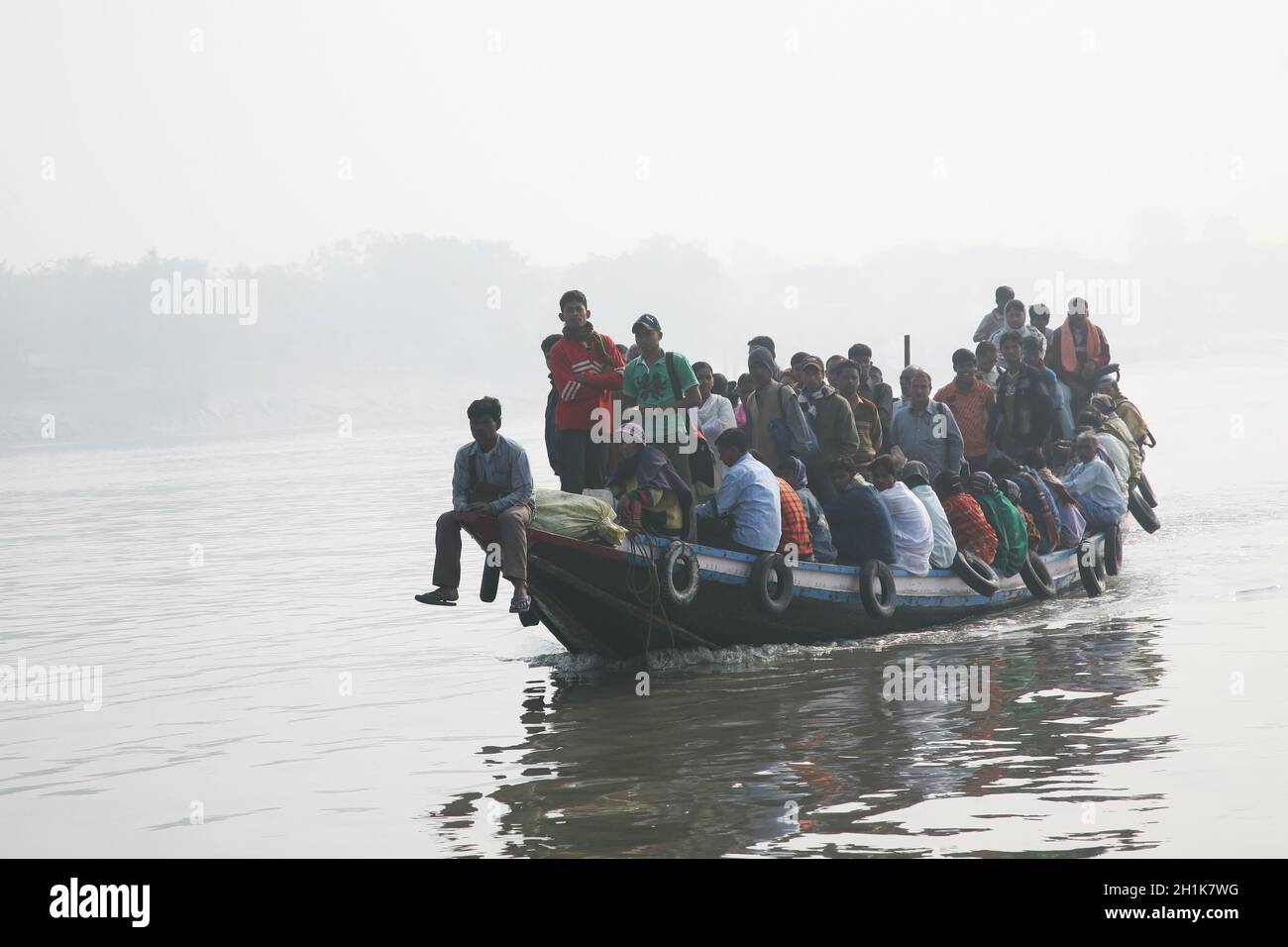 Foschia mattutina sul santissimo di fiumi in India. Delta del Gange in Sundarbans, West Bengal, India. Foto Stock
