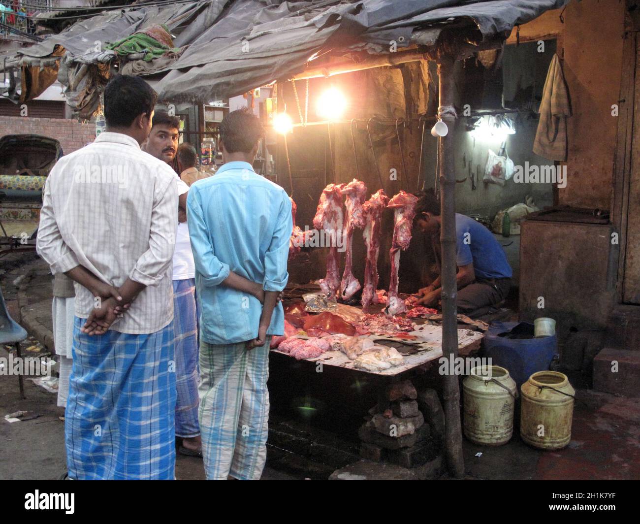 Strade di Kolkata. Macellaio e la sua stalla al mercato dove l'igiene è molto povera. Foto Stock