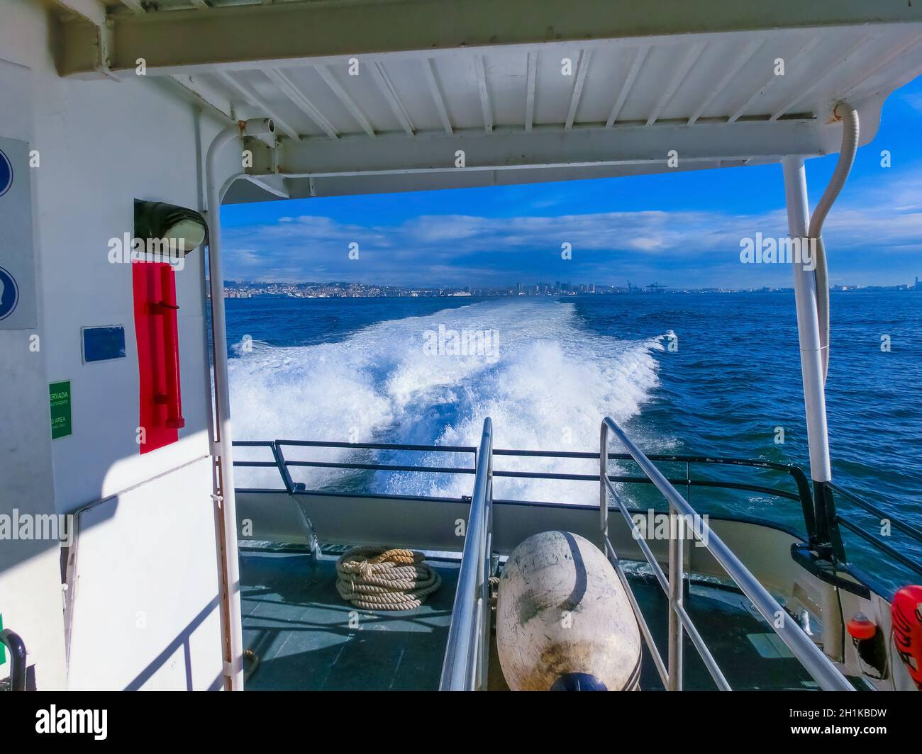 Napoly, Italia - 04 maggio 2014: Traghetto Caremar sulla costa di Napoli. Foto Stock