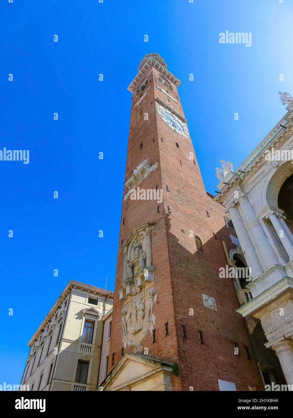 Antica torre dell'orologio della Basilica Palladiana a Vicenza città in Italia costruito dal grande architetto Andrea Palladio Foto Stock