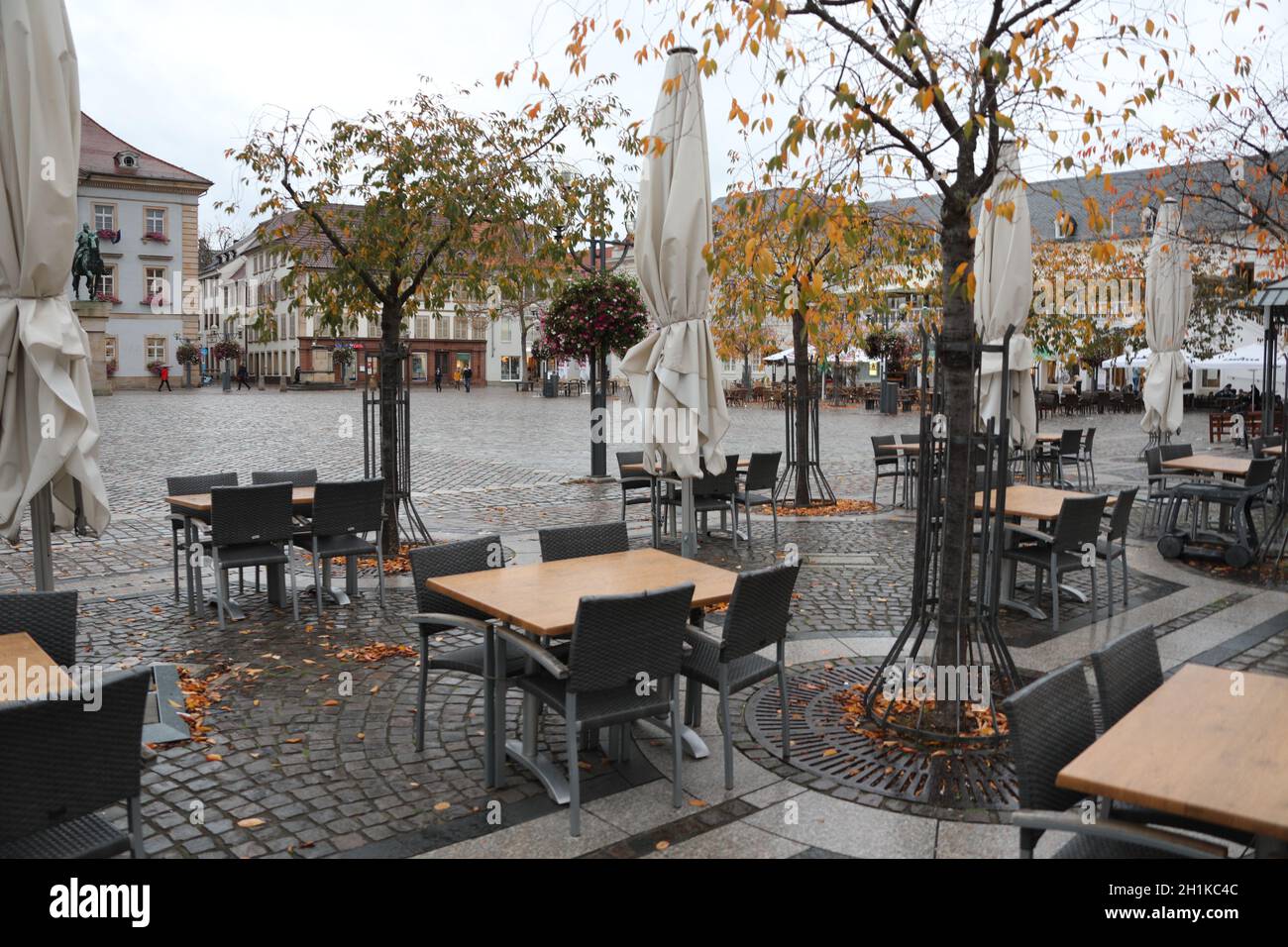 Blick über den menschenleeren Marktplatz von Landau in der Pfalz Themenbild Markt und Tourismus Foto Stock