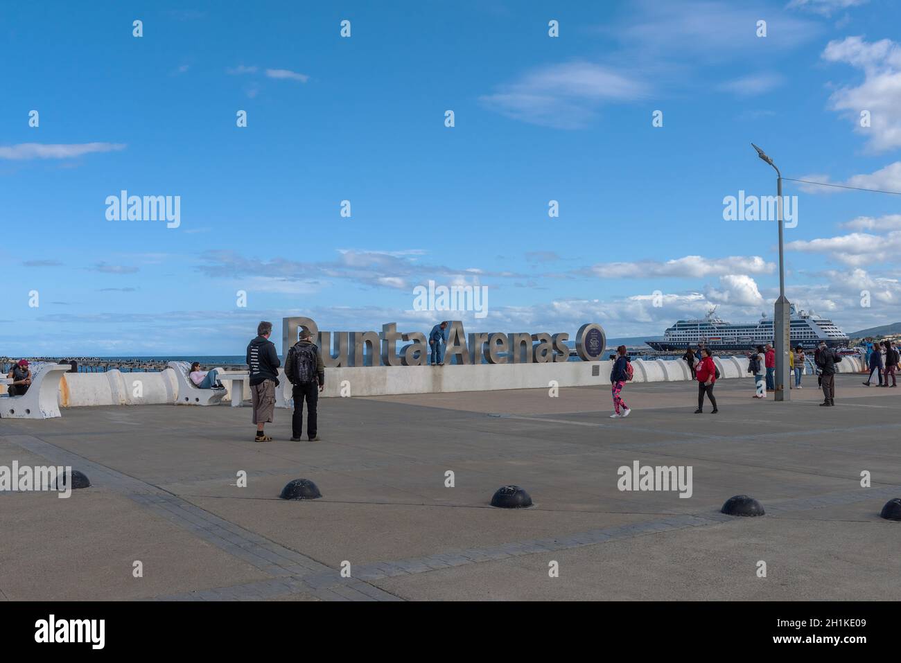 Lungomare di Punta Arenas che corre lungo lo stretto di Magellan a Patagonia, Cile Foto Stock