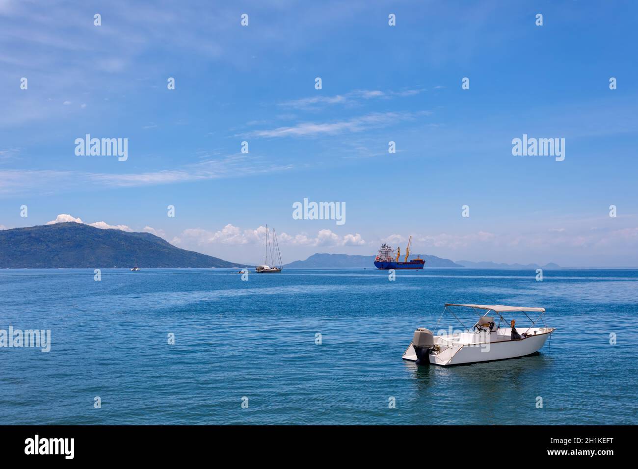 Isola di Nosy Be appena al largo della costa nord-occidentale del Madagascar. Paesaggio idilliaco blu oceano baia indiana. Foto Stock