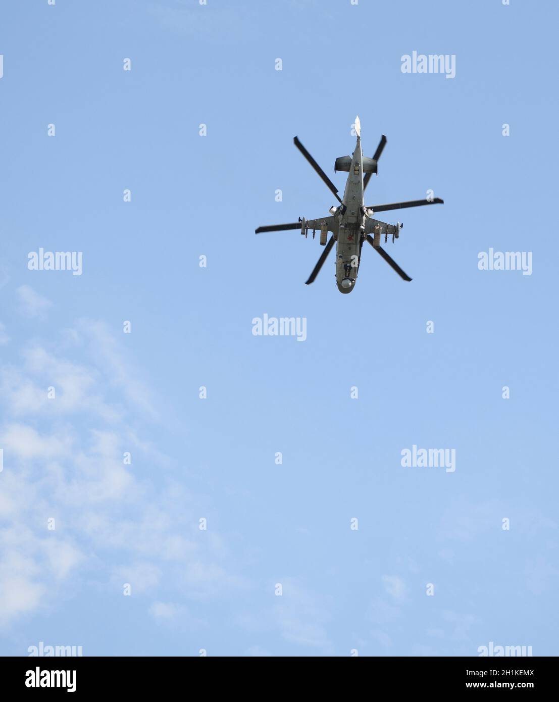 Rostov-on-Don, Russia - 27 agosto 2020 : elicottero Ka-52 in un campo di addestramento militare Foto Stock