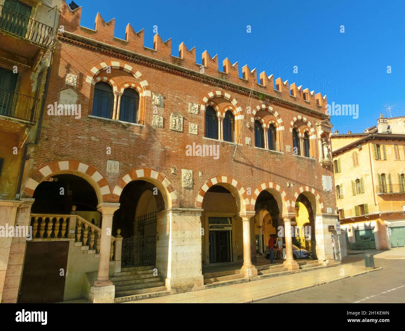 Verona, Italia - 22 settembre 2014: Le mura del Castello Scaligero in via Verona e vista sul mercato con la torre Lamberti, meta turistica del Veneto regi Foto Stock